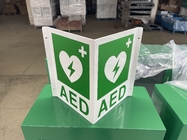 Ο άσπρος τοίχος τοποθετεί το πράσινο πλαστικό Defibrillator σημάδι AED αργιλίου συνήθειας σημαδιών AED Β σημαδιών τοίχων AED